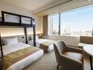 【デラックススイート 和洋室】ベッド2台とバンクベッド1台のお部屋。