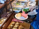 パンやサラダ、シリアルのご用意もございます。
