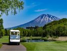 【有料オプション】ゴルファー達が独占していた、ニセコ連峰や白樺の林の景色をゴルフカートに乗って散策。