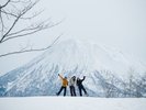 【有料オプション】新雪の上でも自由自在♪スノーシューを履いて、HANAZONOの森の中を探索。