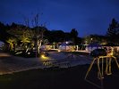 夜間のサイト内外観