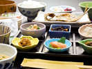 【朝食】自家製味噌の味噌汁や選べる納豆でがっつり食べよう朝ご飯！