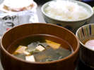毎年5月に仕込む自家製味噌を使ったお味噌汁です。煮干しの出汁が香ります。