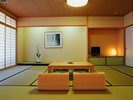 特別室「つきあんこう」の間。ゆったり〜温泉のお風呂からも海を見下ろせ充実なプライベートな時を。