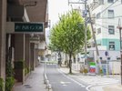 西鉄電車高架沿い玄関からファミリーマート(画像右下)がすぐ近く