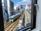 線路側の客室からは西鉄電車を臨む