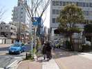 J右手の市民文化ホールを通り過ぎ直進。