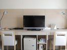 ◆ツインルーム|2人同時でも快適に使用できる広々デスクです♪