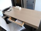 ◆シングルルーム|幅140cm×奥行65cmのワイドデスクで作業もはかどります!