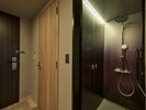 シャワータイプのバスルーム。浴室内にはスピーカーが設置されております!