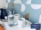 コーヒー&ティーセット、電気ケトル、ミネラルウォーター(廊下にウォーターサーバーをご用意)