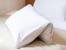 【客室】折り重ね枕で快適な睡眠をサポートします。