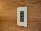 【客室】コンセントは携帯の充電に便利です。