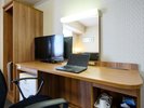 【客室】広々としたデスクは、お部屋でのお仕事にも最適。