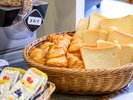 【朝食】パン香ばしいパンをお好きなスタイルで楽しめる朝食