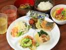 八重山そばや焼き魚、煮物など和食もご用意しています。