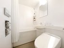 【バスルーム/例】スタンダードなお部屋には、ユニットバスをご用意。