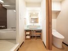 【バスルーム/例】デラックス・クアドラプルルームでは、洗い場付きのお風呂+独立洗面台をご用意。