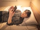 ベッドボードにコンセント挿し口あり※使用感イメージ