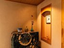 【館内施設】落ち着いた色合いの調度品が配された館内の一角。