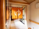 【館内施設】暖簾や木の温もりを感じる館内。