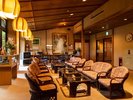 【館内施設】木の温もりを感じる館内。ゆっくりと流れる時間をお楽しみいただけます。