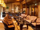 【館内施設】木の温もりを感じる館内。ゆっくりと流れる時間をお楽しみいただけます。