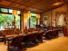 【館内施設】木の温もりを感じる館内。ゆっくりと流れる時間をお楽しみいただけます。