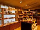 【館内施設】館内売店では、お土産や商品を取り揃えております。旅の思い出選びにもおすすめです。