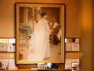 【館内施設】館内には絵画や装飾品が飾られ、趣ある空間を演出しています。