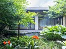【館内施設】緑に囲まれた館内の景色。四季の移ろいを感じながらお過ごしいただけます。