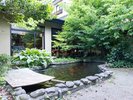 【館内施設】緑に囲まれた館内の景色。四季の移ろいを感じながらお過ごしいただけます。