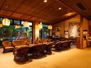 【館内施設】落ち着いた雰囲気の館内スペース。ゆったりとした時間を過ごせる憩いの空間です。