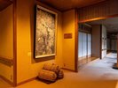 【館内施設】館内には絵画や装飾品が飾られ、趣ある空間を演出しています。