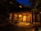 【館内施設】温かな灯りが迎える入口。落ち着いた雰囲気の中で皆様をお迎えします。
