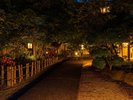 【館内施設】温かな灯りが迎える入口。落ち着いた雰囲気の中で皆様をお迎えします。