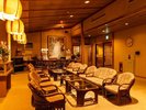【館内施設】木の温もりを感じる館内。ゆっくりと流れる時間をお楽しみいただけます。