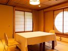 【食事処】畳の温もりを感じる和の空間で、ゆっくりとお食事をお楽しみいただけます。