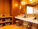 【大浴場】木の温もりを感じる落ち着いた脱衣所。