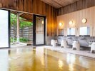 【大浴場】開放感のある浴場で、手足を伸ばしながらゆっくりと湯浴みをお楽しみいただけます。