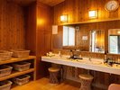 【大浴場】木の温もりを感じる落ち着いた脱衣所。