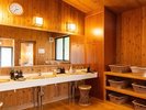 【大浴場】木の温もりを感じる落ち着いた脱衣所。