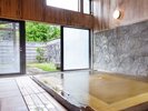 【大浴場】開放感のある浴場で、手足を伸ばしながらゆっくりと湯浴みをお楽しみいただけます。