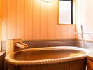【お風呂】温かな木の質感に包まれた浴室で、旅の疲れを癒すひとときを。