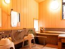 【お風呂】温かな木の質感に包まれた浴室で、旅の疲れを癒すひとときを。