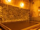 【大浴場】開放感のある浴場で、手足を伸ばしながらゆっくりと湯浴みをお楽しみいただけます。