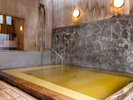 【大浴場】開放感のある浴場で、手足を伸ばしながらゆっくりと湯浴みをお楽しみいただけます。