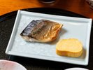 【朝食】焼き魚や小鉢を楽しむ、身体に優しい朝の味わい。