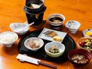 【朝食】温かな料理で迎える、旅先での穏やかな朝時間。