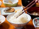 【朝食】焼き魚や小鉢料理を楽しむ、和の朝ごはん。